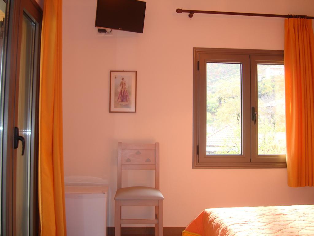To Greki Hotel Livartzi Room photo